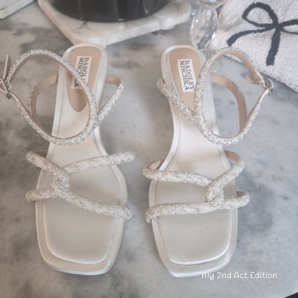 Badgley Mischka Glittering White Sandals W/kitten Heel. Sz 6